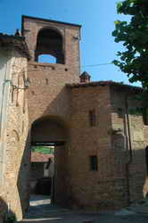 Antica porta del castello a Passerano Marmorito